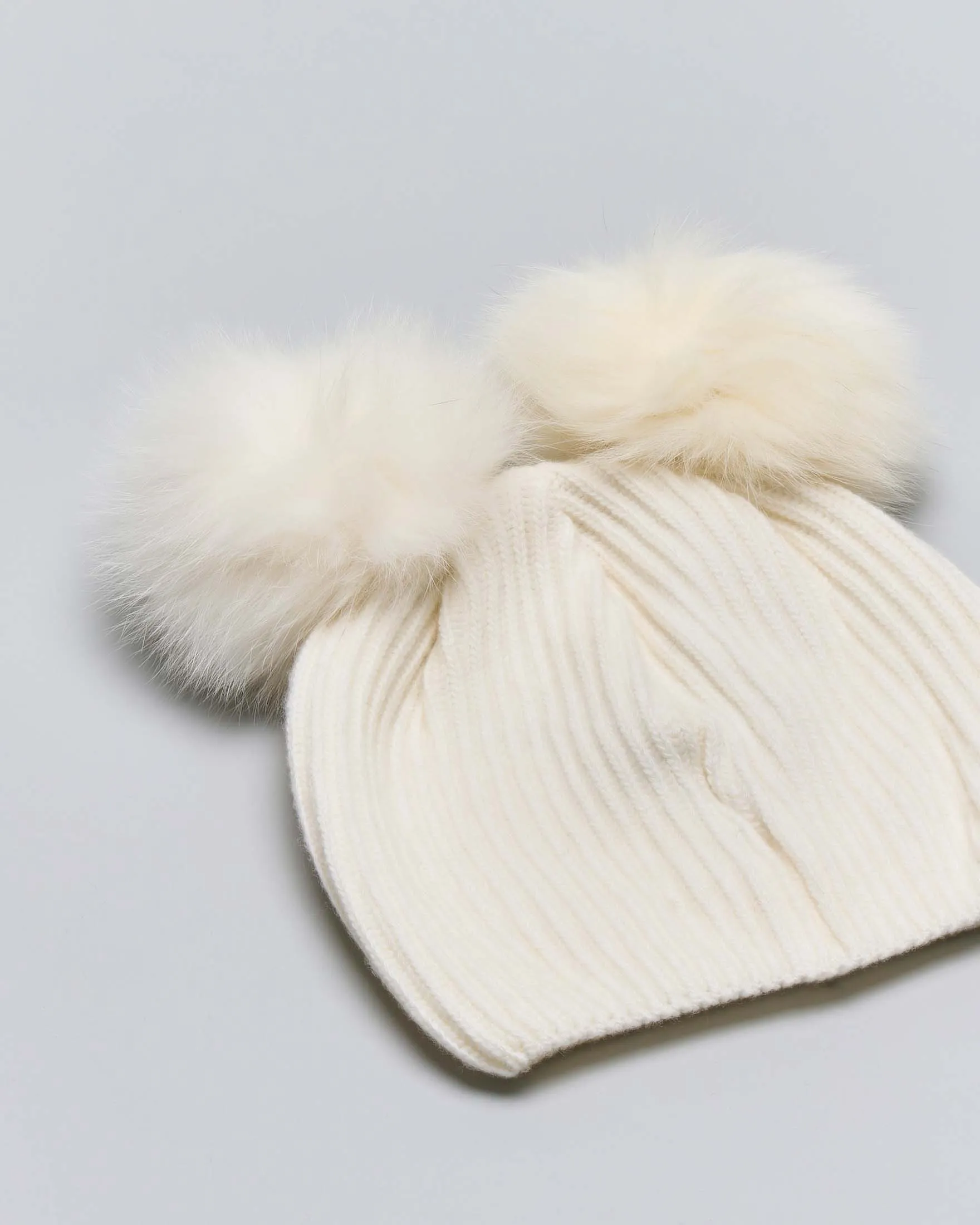 Berretto bianco in misto lana e cachemire con due pompon 3-7 anni
